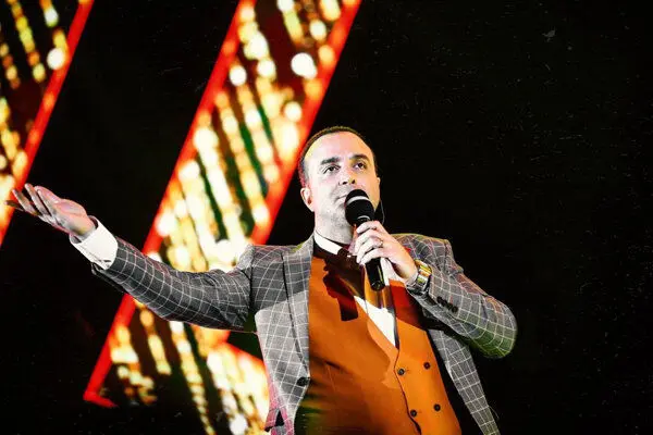 کنسرت پرشور سینا سرلک در تهران/ اجرای خواننده پاپ پس از 10 سال در پایتخت