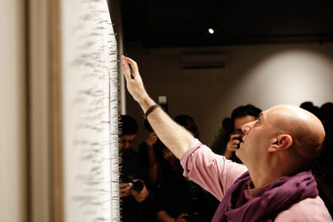 خلق اثر توسط بزرگمهر حسین‌پور در حمایت از کودکان بدسرپرست در گالری آس