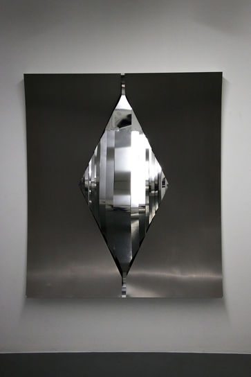 نمایشگاه نقش برجسته‌های هندسی محسن وزیری مقدم  در گالری اعتماد