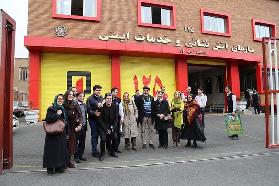 تقدیر عروسک ها از آتش نشان ها 