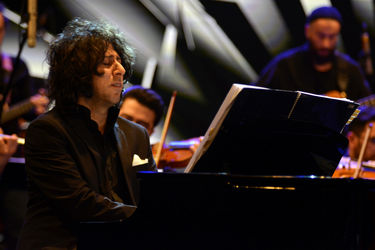 کنسرت "عاشقانه‌های ناصر چشم‌آذر" در سالن همایش‌های برج میلاد