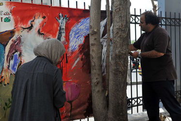 نقاشی گروهی صلح توسط جمعی از هنرمندان در موزه استاد صنعتی