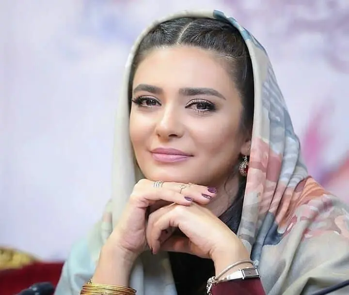 تیپ خاص لیندا کیانی با پالتو شتری / عکس
