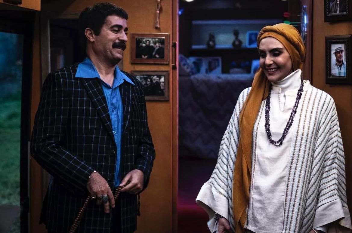 بازیگر نقش شری در سریال پایتخت ۷ کیست؟/ نگاهی به استایلهای خاص شیوا مکینیان
