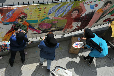 نقاشی گروهی صلح توسط جمعی از هنرمندان در موزه استاد صنعتی