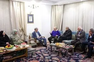 ویدئو: مسعود پزشکیان به خانه علی نصیریان رفت 
