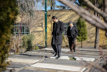 گل‌باران قطعه هنرمندان توسط وزیر ارشاد و معاون هنری وزارت ارشاد