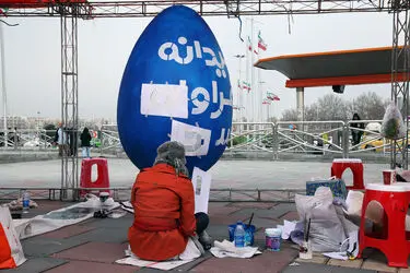 کارگاه آماده‌سازی تخم‌مرغ‌های نوروزی در میدان آزادی