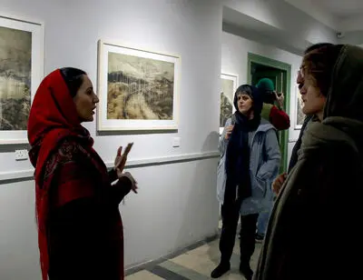 ببینید: جهان تیره پیرامون در میان خطوط هندسی خانم نقاش