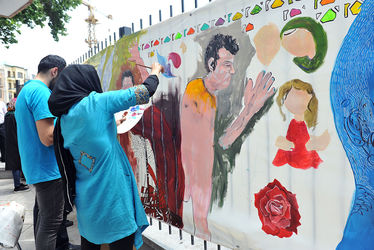 نقاشی گروهی صلح توسط جمعی از هنرمندان در موزه استاد صنعتی