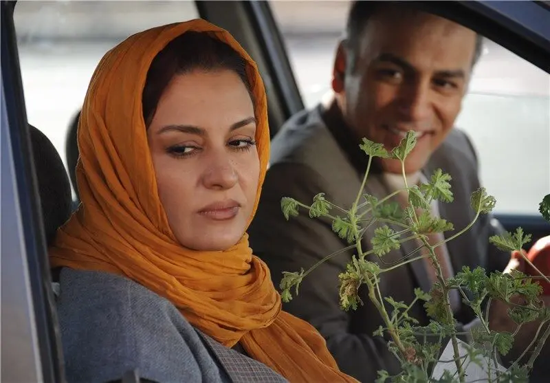 رمزگشایی از دست زنانه‌ای که ملافه را چنگ می‌زد
