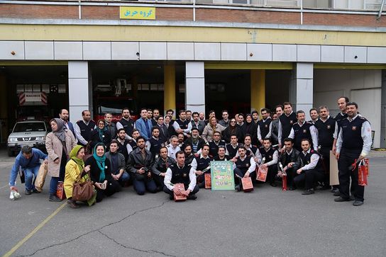 تقدیر عروسک ها از آتش نشان ها 