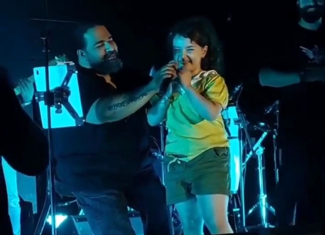 ویدیو: همخوانی جالب رضا صادقی با دختر خردسال در کنسرتش