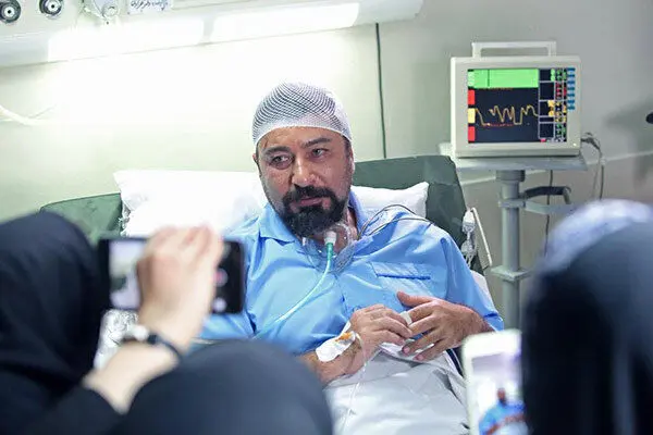 داریوش ارجمند پزشک شد، امیرحسین صدیق بیمار/ عکس