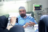 داریوش ارجمند پزشک شد، امیرحسین صدیق بیمار/ عکس