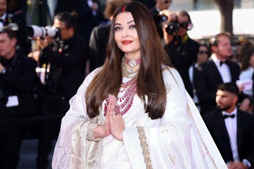 ببینید؛ آیشواریا رای با استایل سنتی در کن ۲۰۲۵ / درخشش سیندور و یاقوت قرمز روی فرش قرمز