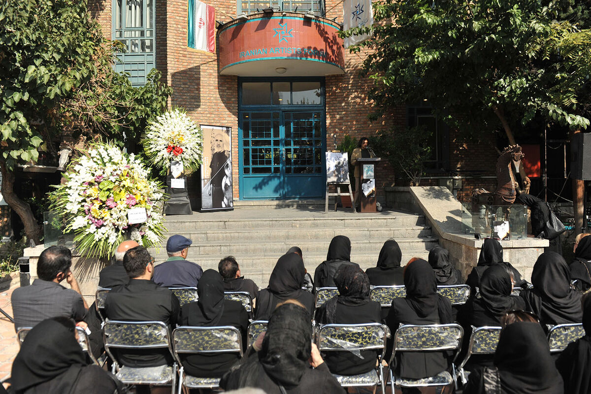تشییع پیکر رضا امیر یاراحمدی در خانه هنرمندان