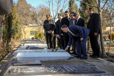 گل‌باران قطعه هنرمندان توسط وزیر ارشاد و معاون هنری وزارت ارشاد
