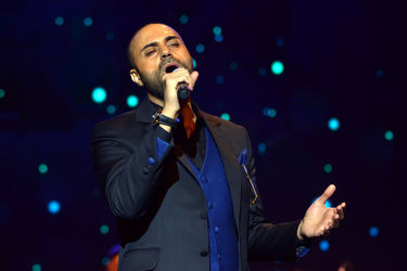 کنسرت "عاشقانه‌های ناصر چشم‌آذر" در سالن همایش‌های برج میلاد