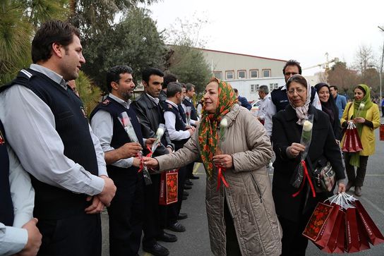 تقدیر عروسک ها از آتش نشان ها 