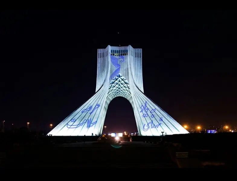 ویدیو مپینگ همدردی با کشورهای درگیر با کرونا بر روی برج آزادی تهران