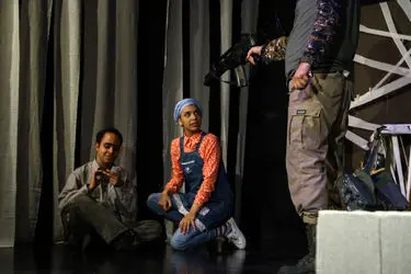 نمایش "سنگر دوست داشتنی" در تالار ناصرخسرو