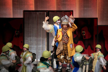 اجرای نمایش "هملت و دن کیشوت" در سالن اصلی تئاترشهر