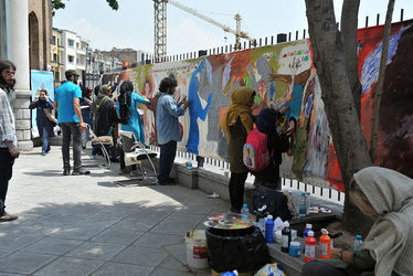 نقاشی گروهی صلح توسط جمعی از هنرمندان در موزه استاد صنعتی