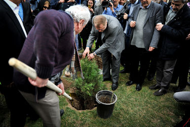 مراسم هفته درختکاری با حضور اصحاب فرهنگ، هنر و رسانه در خانه هنرمندان تهران