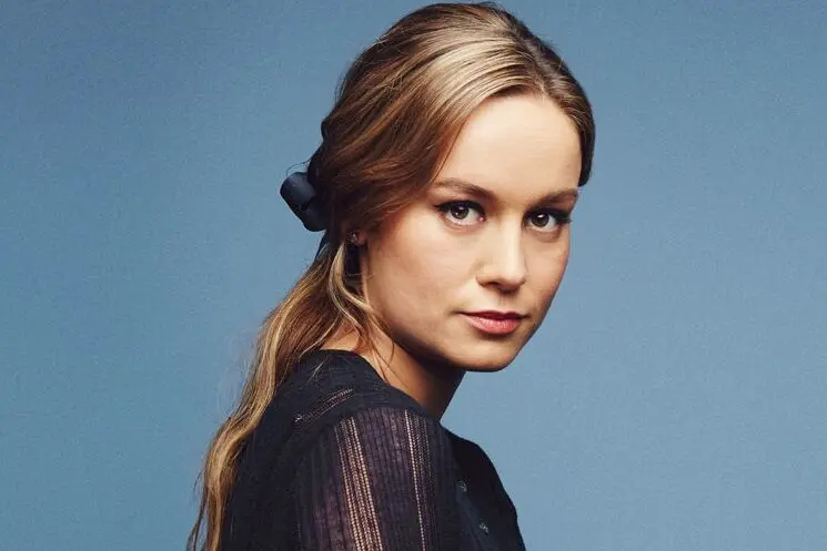 ژست ابرقهرمانانه خانم بازیگر / عکس