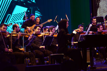 کنسرت "عاشقانه‌های ناصر چشم‌آذر" در سالن همایش‌های برج میلاد