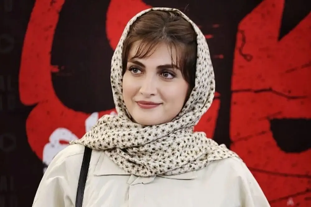 چهره الناز ملک در خیابان جمهوری سوژه شد/ عکس
