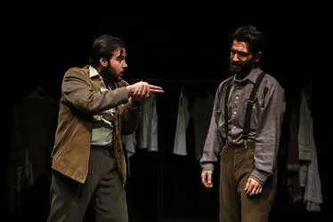 نمایش "پاره سنگ در جیب‌هایش" در تالار مولوی