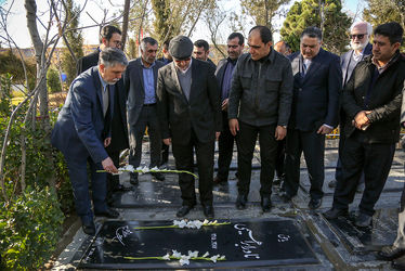 گل‌باران قطعه هنرمندان توسط وزیر ارشاد و معاون هنری وزارت ارشاد