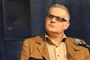 مازیار فکری ارشاد یه شب مهتاب را به خانه نمایش دا می برد