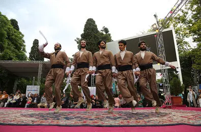 ببینید: رقص و پایکوبی در پارک هنرمندان
