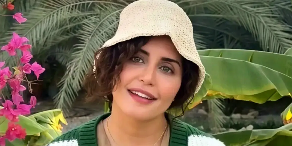 حافظ‌خوانی الناز شاکردوست به مناسبت یلدا در آب و هوای مطبوع ساحلی