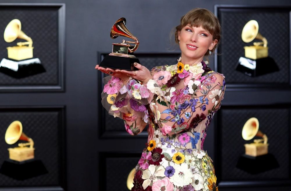تیلور سوئیفت رکورد بزرگان موسیقی را شکست/ تاریخ‌سازی زنان در جوایز گرمی ۲۰۲۴ 