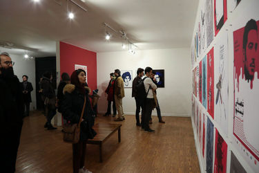 نمایشگاه پوستر آرش تنهایی با نام علیه فراموشی در گالری دنا 