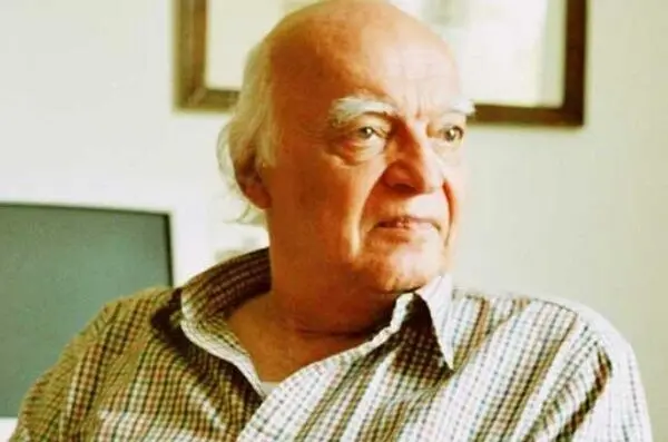 نجف دریابندری کنار همسرش آرام می‌گیرد