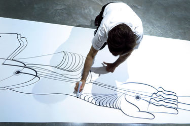 اجرای زنده طراحی ابرسازه توسط حمید هادی نژاد در گالری ثالث 