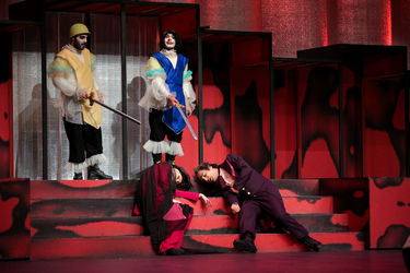 اجرای نمایش "هملت و دن کیشوت" در سالن اصلی تئاترشهر