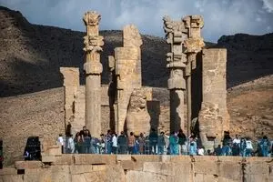 اولین کنسرت در تخت جمشید را کدام خواننده برگزار می‌کند؟