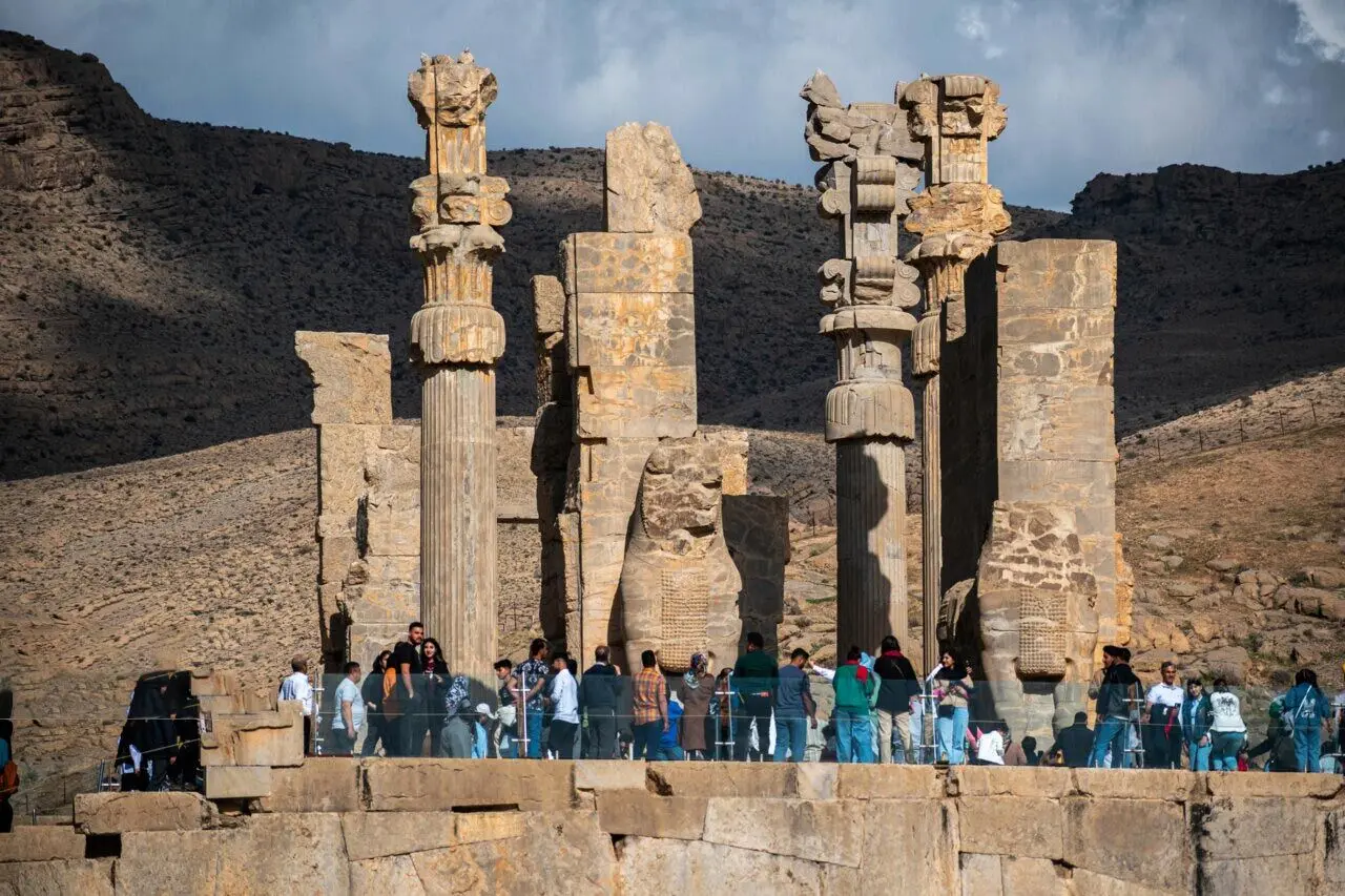اولین کنسرت در تخت جمشید را کدام خواننده برگزار می‌کند؟