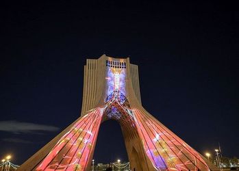 ویدیو مپینگ همدردی با کشورهای درگیر با کرونا بر روی برج آزادی تهران