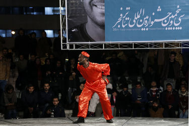 نمایش های خیابانی روز چهارم جشنواره تئاتر فجر