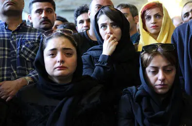 عکس‌های ایران‌آرت از تشییع پیکر بازیگر طناز/ وداع با عارف در وحدت
