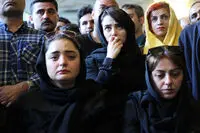 عکس‌های ایران‌آرت از تشییع پیکر بازیگر طناز/ وداع با عارف در وحدت