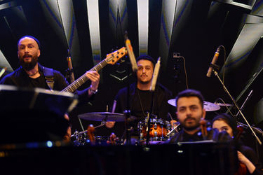 کنسرت "عاشقانه‌های ناصر چشم‌آذر" در سالن همایش‌های برج میلاد