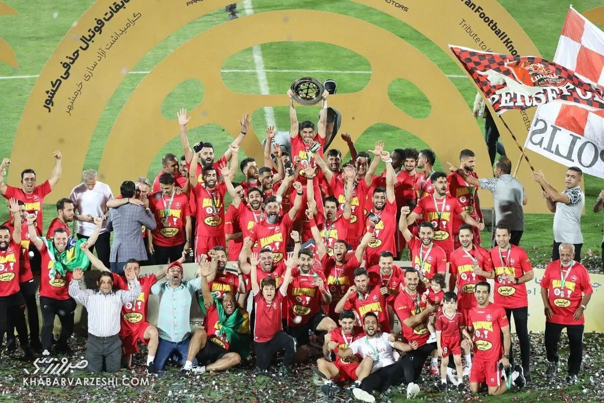 ببینید: رضا صادقی، کامبیز دیرباز و دو بازیگر زن در جشن قهرمانی پرسپولیسی‌ها